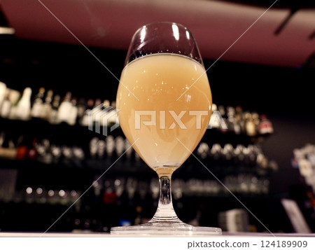 Hazy IPA to enjoy at a beer bar Hazy IPA to enjoy at a beer bar 124189909