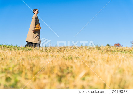 女人走上山的生活方式形象 124190271