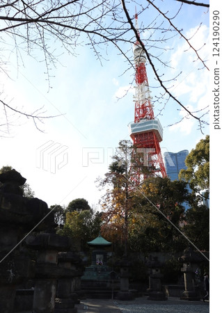 Tokyo Tower seen from Zojoji Temple Tokyo Tower seen from Zojoji Temple 124190290