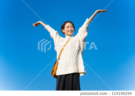 女人在山頂上伸展雙臂的生活方式圖像 女人在山頂上伸展雙臂的生活方式圖像 124190294