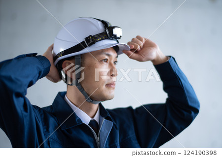 A man wearing a helmet 124190398