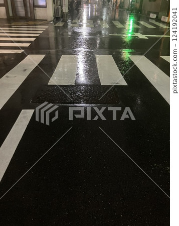 在雨中濕的行人交叉路口 在雨中濕的行人交叉路口 124192041