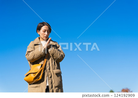 Woman freezing in the winter sky lifestyle image Woman freezing in the winter sky lifestyle image 124192909