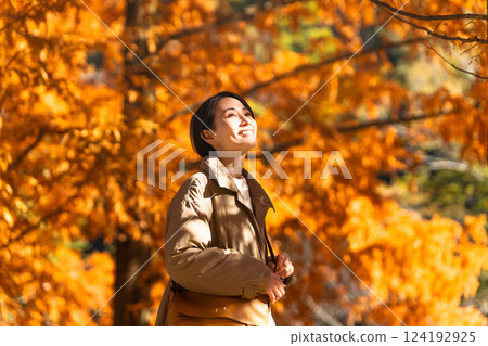 女人享受秋葉的生活方式形象 124192925