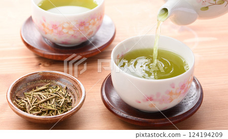 Pour green tea Pour green tea 124194209