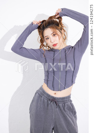 A young woman who takes a pose 124194275