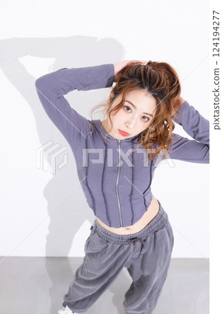 A young woman who takes a pose 124194277