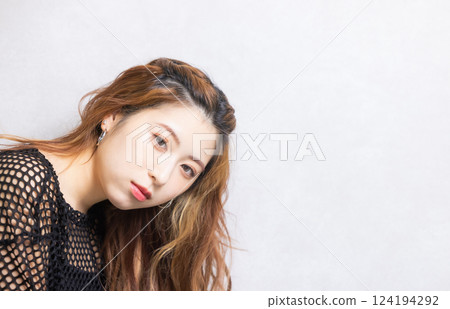 年輕女性的美麗形象 124194292