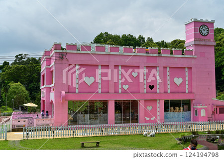 台灣宜蘭2022年4月9日:免子迷宮餐廳在宜蘭縣礁溪鄉(夢幻粉紅系咖啡廳) 124194798