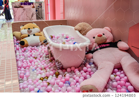 台灣宜蘭2022年4月9日:免子迷宮餐廳在宜蘭縣礁溪鄉(夢幻粉紅系咖啡廳) 台灣宜蘭2022年4月9日:免子迷宮餐廳在宜蘭縣礁溪鄉(夢幻粉紅系咖啡廳) 124194803