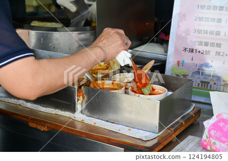 台灣蔥油餅攤位. 傳統小吃現煎美味 台灣蔥油餅攤位. 傳統小吃現煎美味 124194805