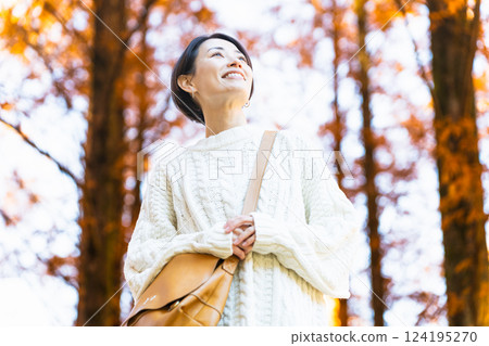 一位女士漫步在秋葉森林 生活方式圖片 一位女士漫步在秋葉森林 生活方式圖片 124195270