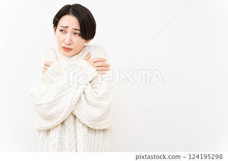 穿著白色針織服裝的女人生活方式形象 124195298