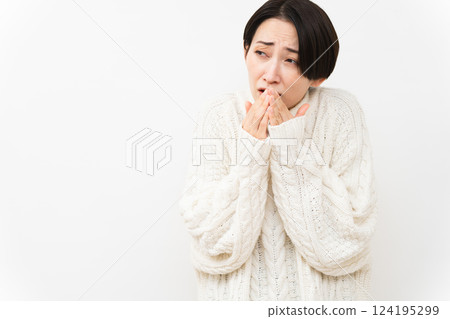 穿著白色針織服裝的女人生活方式形象 穿著白色針織服裝的女人生活方式形象 124195299