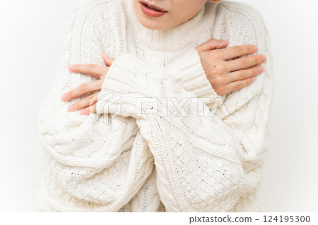 穿著白色針織服裝的女人生活方式形象 穿著白色針織服裝的女人生活方式形象 124195300
