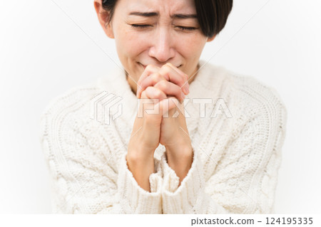 穿著白色針織服裝的女人生活方式形象 124195335