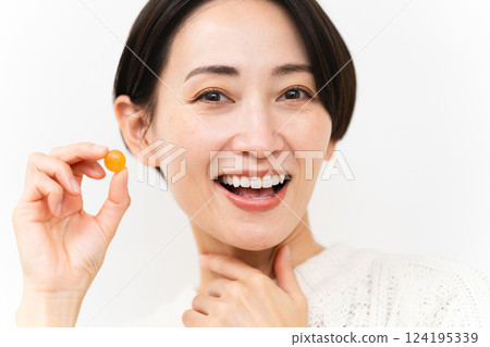 穿著白色針織服裝的女人生活方式形象 124195339