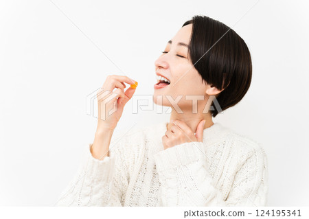 穿著白色針織服裝的女人生活方式形象 124195341