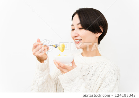 穿著白色針織服裝的女人生活方式形象 穿著白色針織服裝的女人生活方式形象 124195342