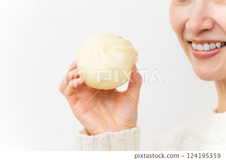 穿著白色針織服裝的女人生活方式形象 124195359