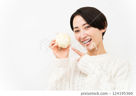 穿著白色針織服裝的女人生活方式形象 124195360