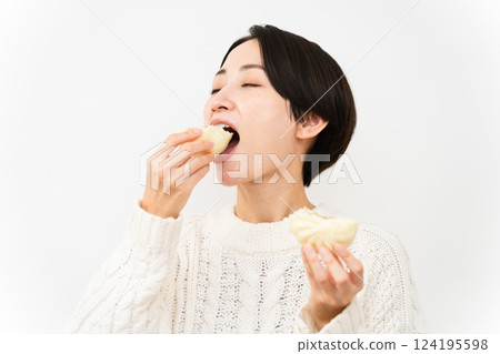 Woman wearing white knitwear Lifestyle image Woman wearing white knitwear Lifestyle image 124195598