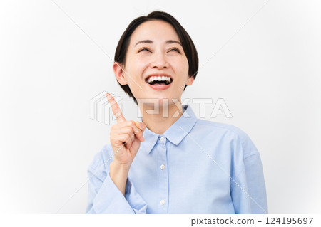 穿長袖襯衫的女人 穿長袖襯衫的女人 124195697