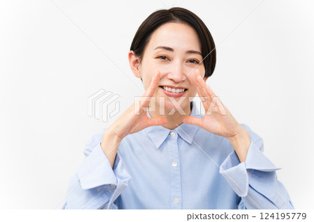 穿長袖襯衫的女人 穿長袖襯衫的女人 124195779