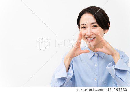Woman wearing a long-sleeved shirt 124195780