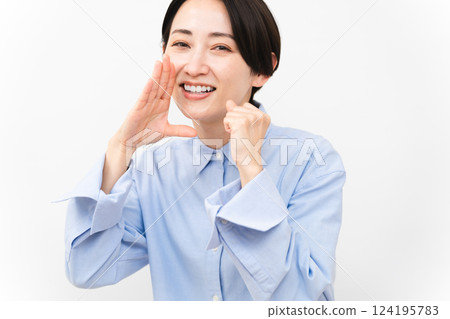 Woman wearing a long-sleeved shirt 124195783