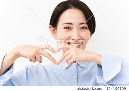 穿長袖襯衫的女人 124196109