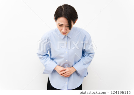 穿長袖襯衫的女人 穿長袖襯衫的女人 124196115