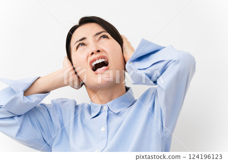 穿長袖襯衫的女人 124196123