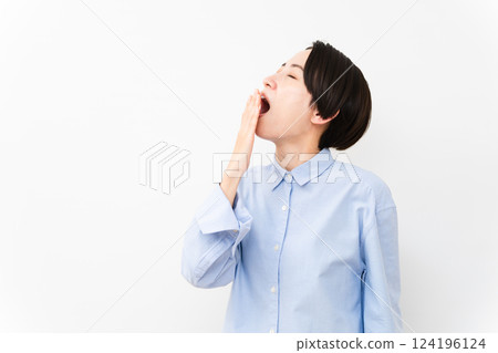 穿長袖襯衫的女人 穿長袖襯衫的女人 124196124
