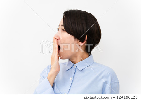 穿長袖襯衫的女人 124196125