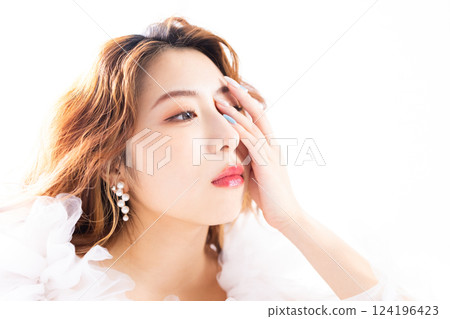 年輕女性的美麗形象 124196423