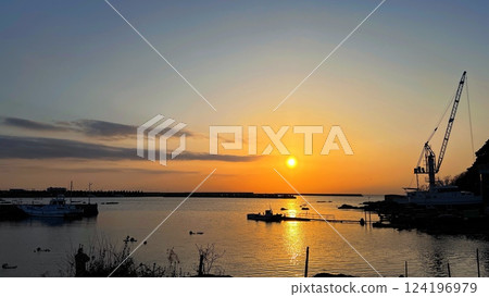 Sunset over the sea, sunset scenery on the Miura Peninsula, scenery of the golden sun setting over the sea, scenery of the sky and sea dyed orange Sunset over the sea, sunset scenery on the Miura Peninsula, scenery of the golden sun setting over the sea, scenery of the sky and sea dyed orange 124196979