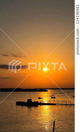 Sunset over the sea, sunset scenery on the Miura Peninsula, scenery of the golden sun setting over the sea, scenery of the sky and sea dyed orange Sunset over the sea, sunset scenery on the Miura Peninsula, scenery of the golden sun setting over the sea, scenery of the sky and sea dyed orange 124196981