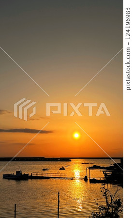 Sunset over the sea, sunset scenery on the Miura Peninsula, scenery of the golden sun setting over the sea, scenery of the sky and sea dyed orange Sunset over the sea, sunset scenery on the Miura Peninsula, scenery of the golden sun setting over the sea, scenery of the sky and sea dyed orange 124196983