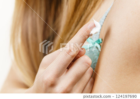 Woman apply moisturizer cream on her body Woman apply moisturizer cream on her body 124197690