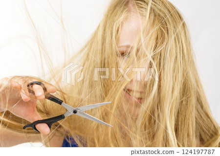 Woman with scissors ready to hair cutting 124197787