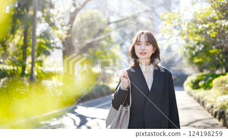 穿著西裝走的年輕女商人 124198259