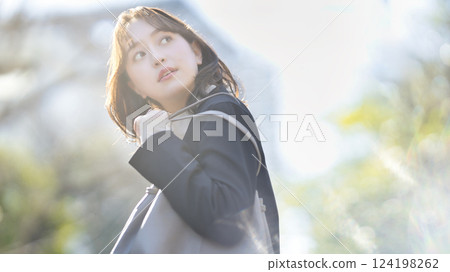 穿著西裝走的年輕女商人 124198262