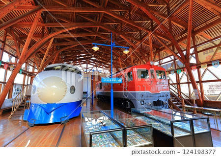 [Ehime Prefecture] 0-series Shinkansen and diesel locomotive at the Shikoku Railway Museum on a clear day 124198377