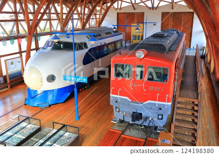 [Ehime Prefecture] 0-series Shinkansen and diesel locomotive at the Shikoku Railway Museum on a clear day 124198380