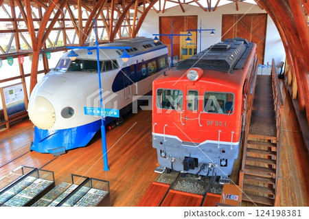 [Ehime Prefecture] 0-series Shinkansen and diesel locomotive at the Shikoku Railway Museum on a clear day 124198381