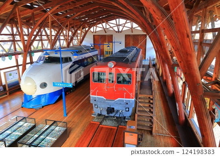 [Ehime Prefecture] 0-series Shinkansen and diesel locomotive at the Shikoku Railway Museum on a clear day 124198383