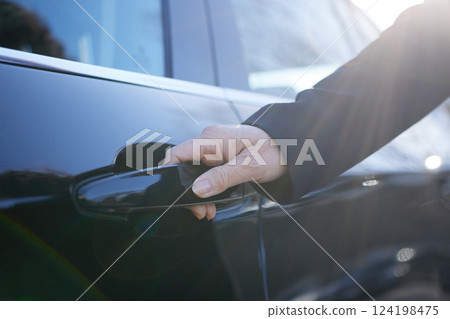 穿著西裝開的中年婦女 124198475