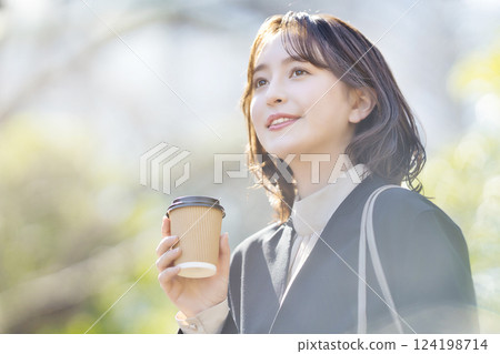 穿著西裝走的年輕女商人 124198714