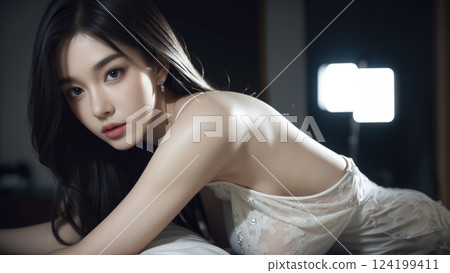 身穿白色洋裝、黑髮的年輕亞洲女性 身穿白色洋裝、黑髮的年輕亞洲女性 124199411
